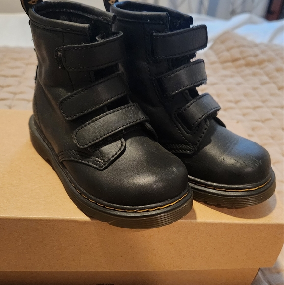 Dr Martens Kids boots (unisex) Size 8 - Picture 3 of 5